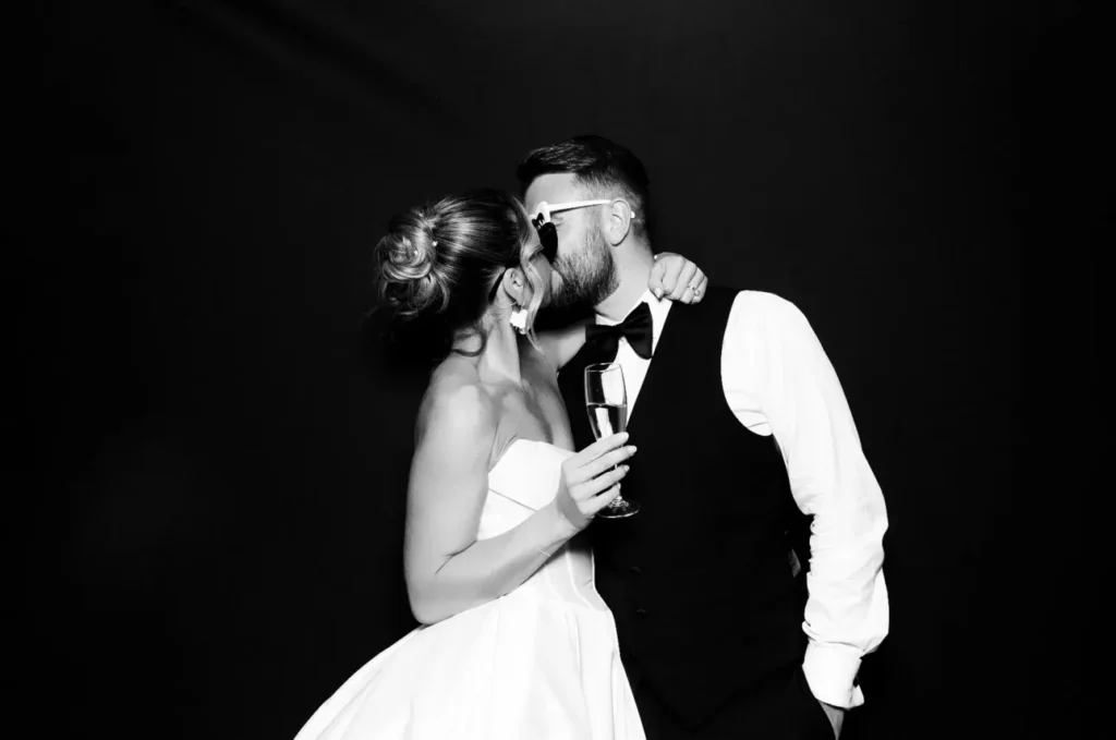 A man and woman kissing, perfect for a romantic graffiti wall hire at your next corporate event experiential.